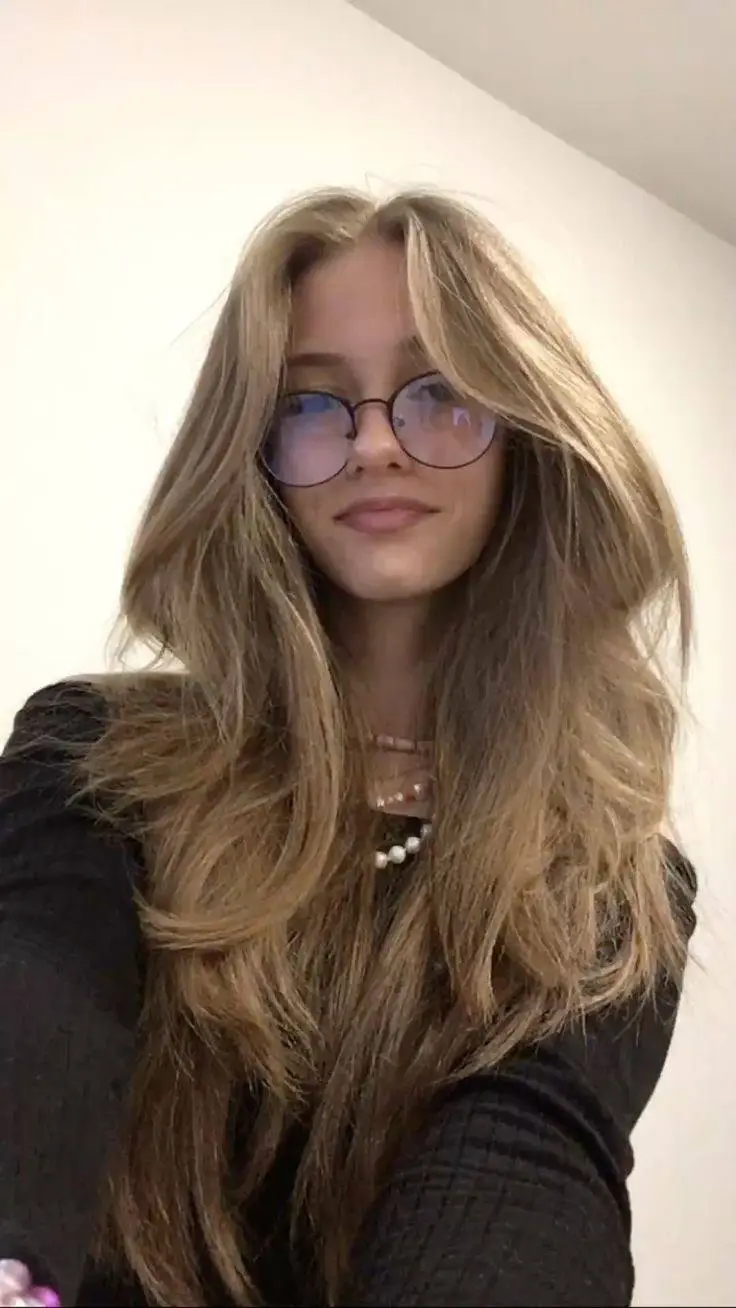 ai character: Kylie  background
