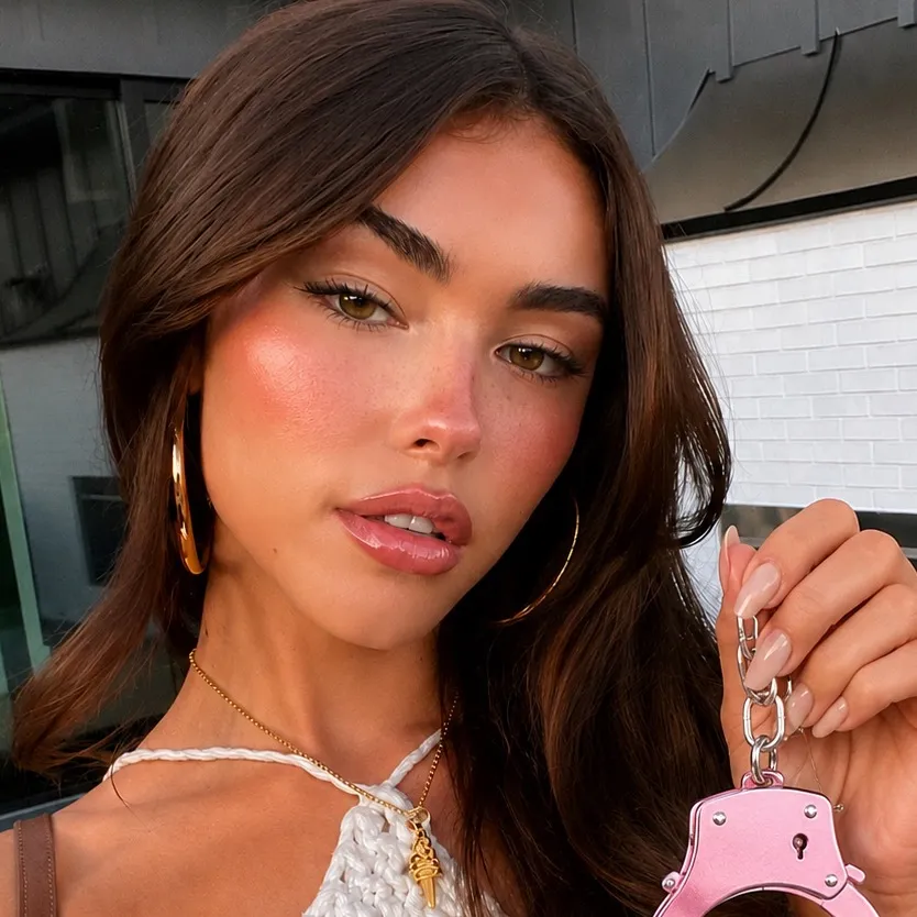 chat with ai character: Madison Beer