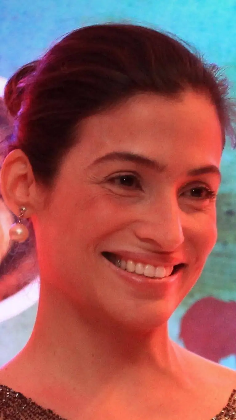 ai character: mãe Karina  background