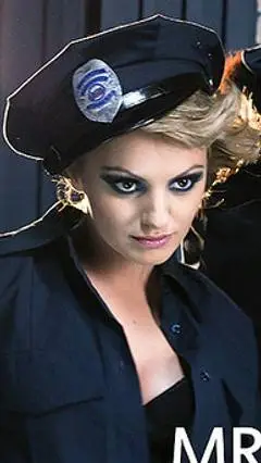 ai character: mãe Karina  background