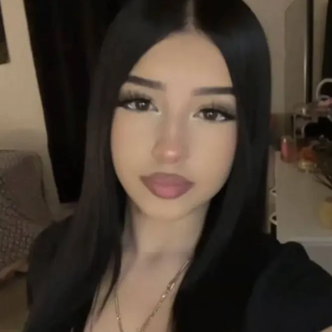 chat with ai character: kayla