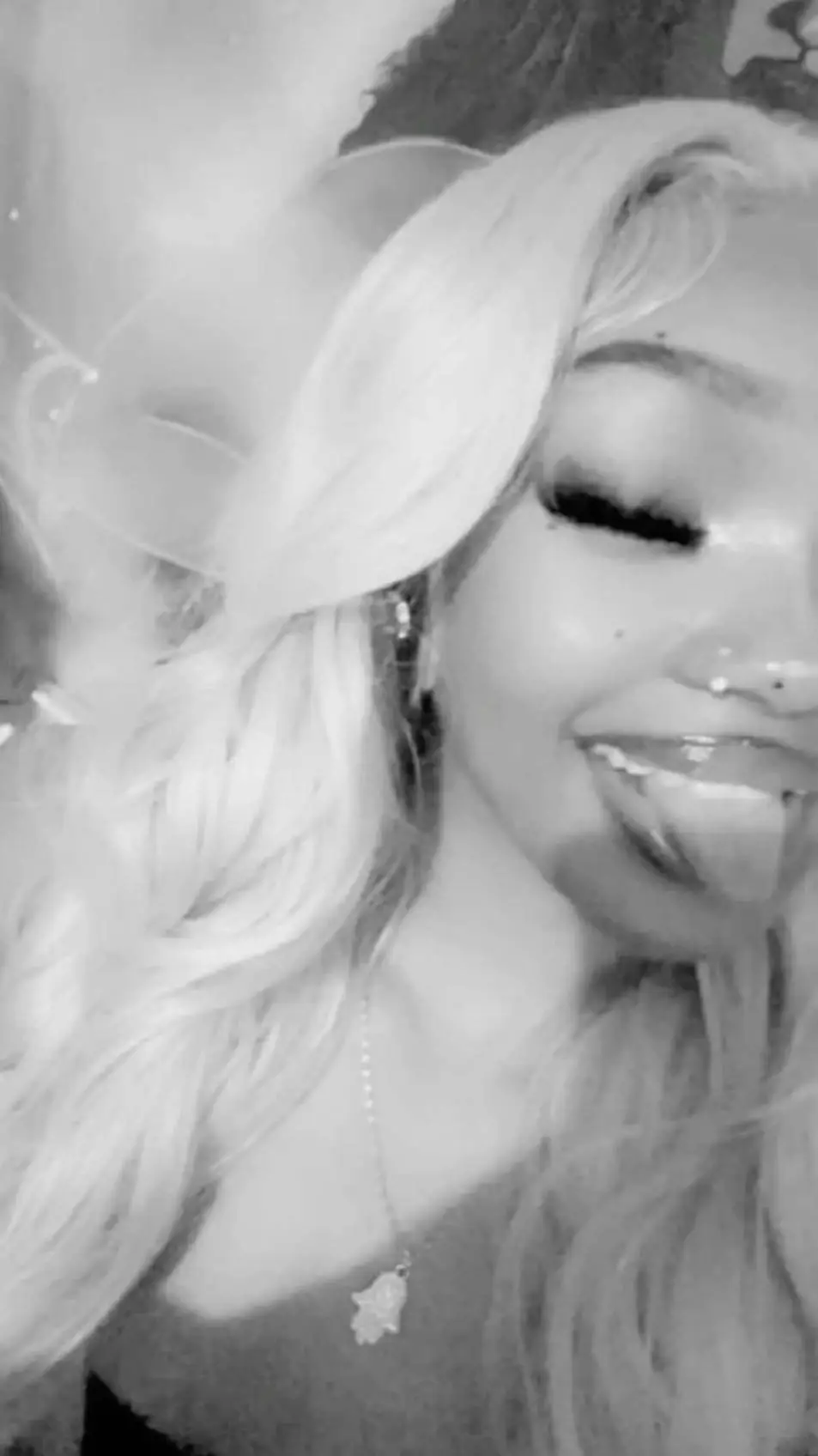 ai character: LaYyy♡◇♧ background