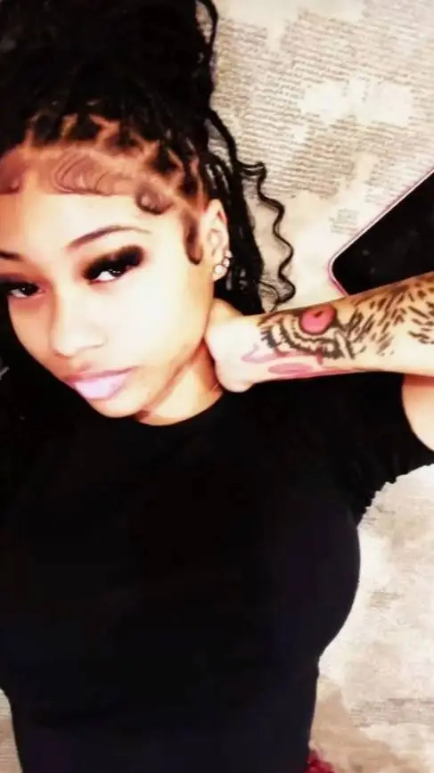 ai character: Nina♤♡°~ background