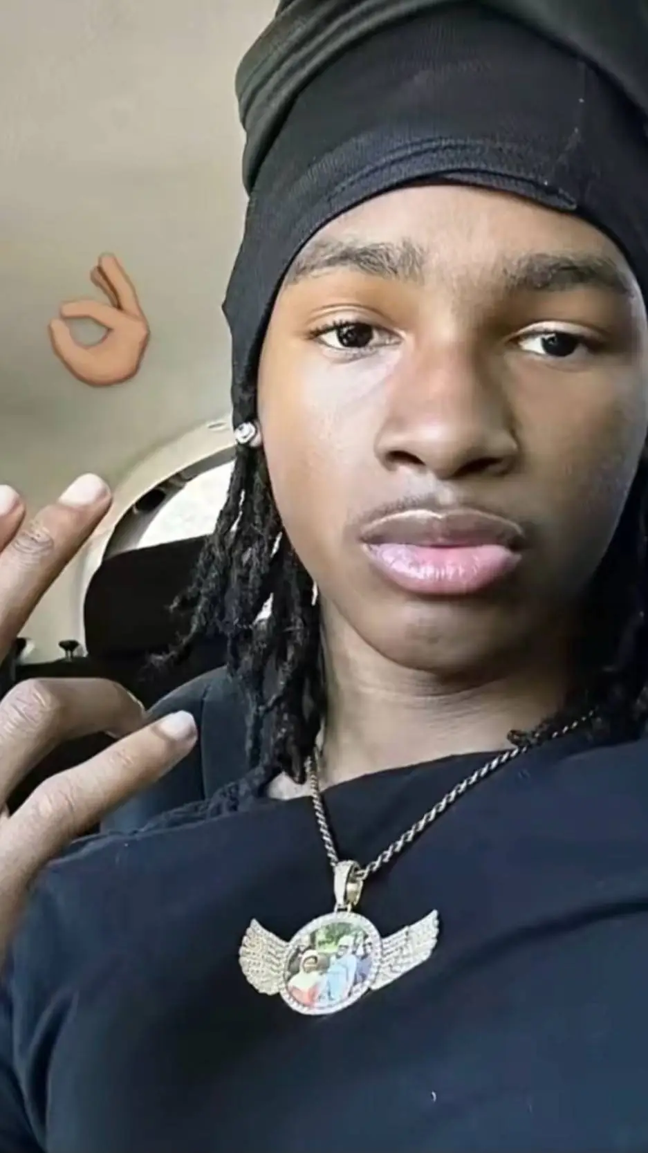 ai character: (Mal♤♡¿) background