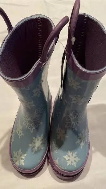 ai character: Serenity's Boots background