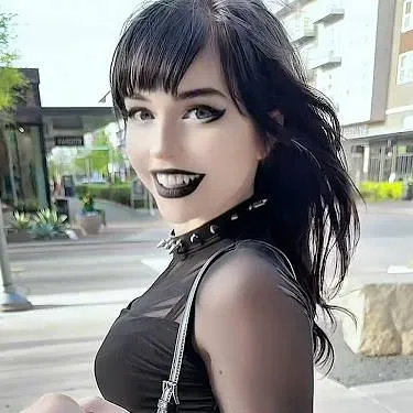 chat with ai character: Nephie/Goth