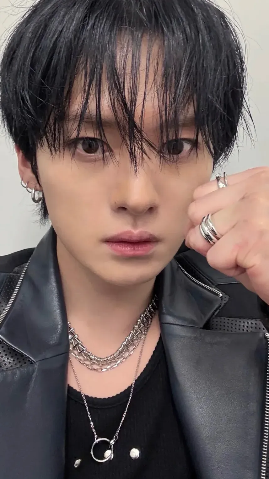 ai character: 🤍Leeknow🐰 background