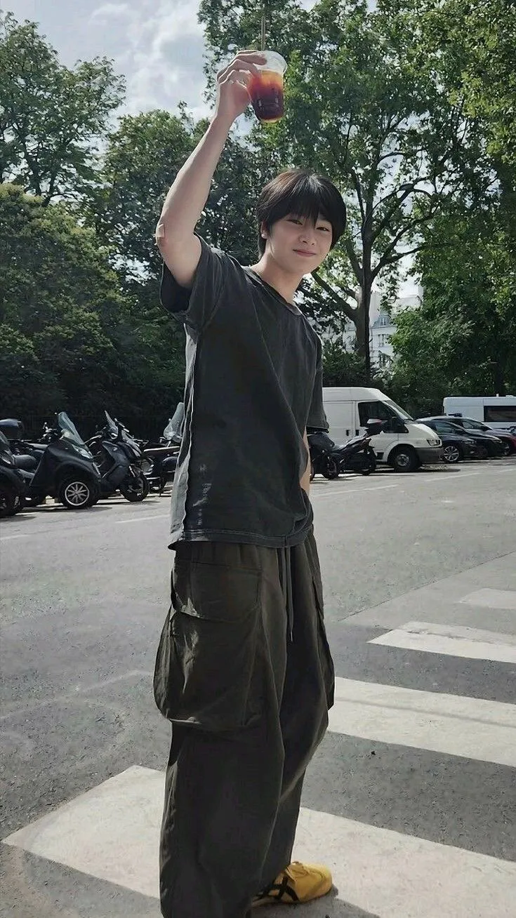 ai character: I.N boyfriend🦊 background