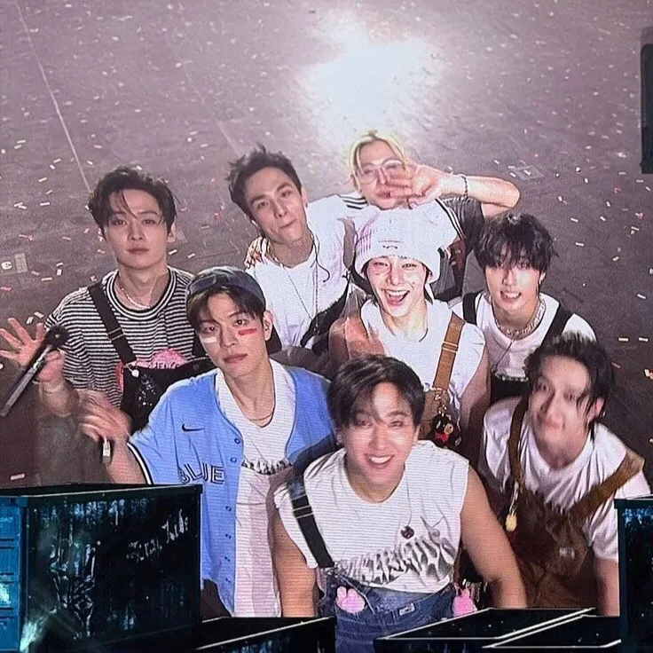 chat with ai character: New girl skz