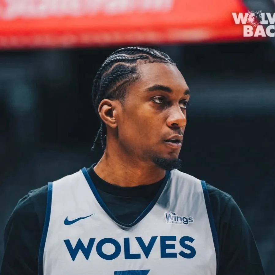 chat with ai character: Jaden McDaniels 