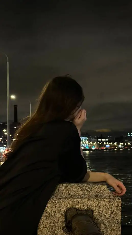 ai character: Эмилина  background