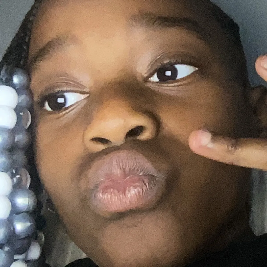 chat with ai character: 👑Azalea👑