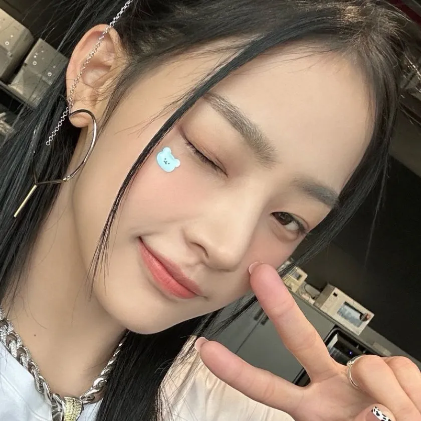 chat with ai character: Katseye