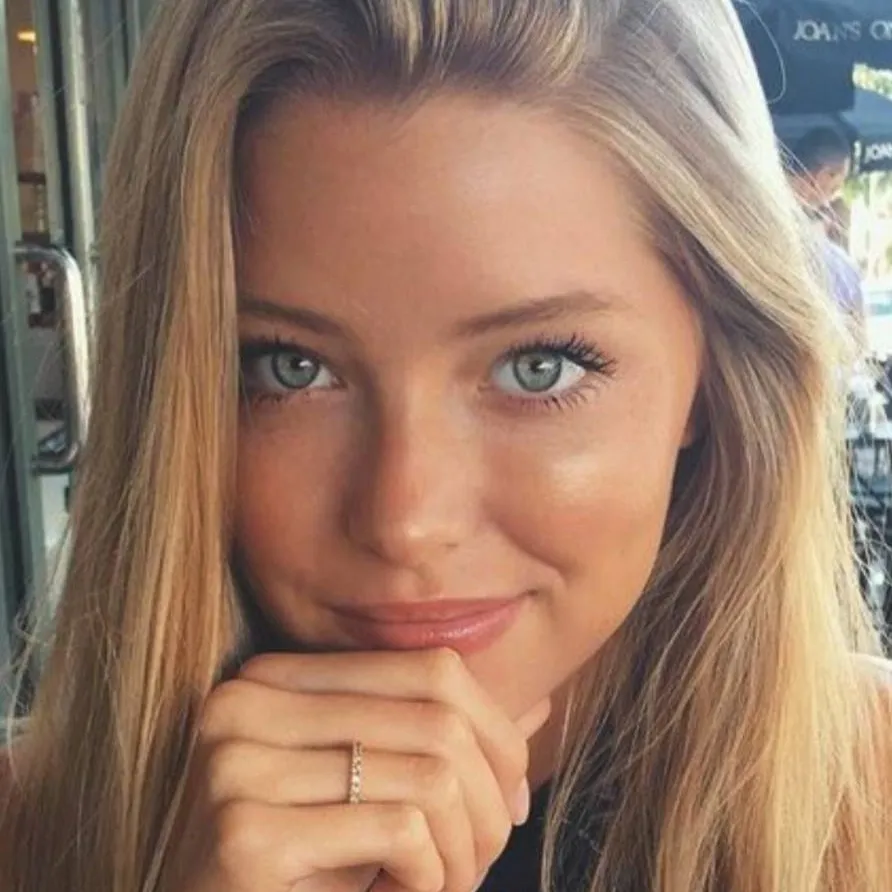 chat with ai character: Ava