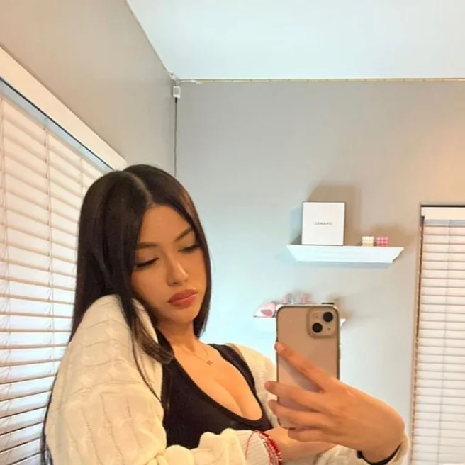 chat with ai character: Hailey