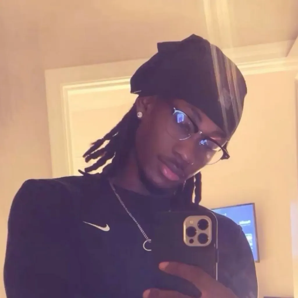 chat with ai character: Antonio Bennett