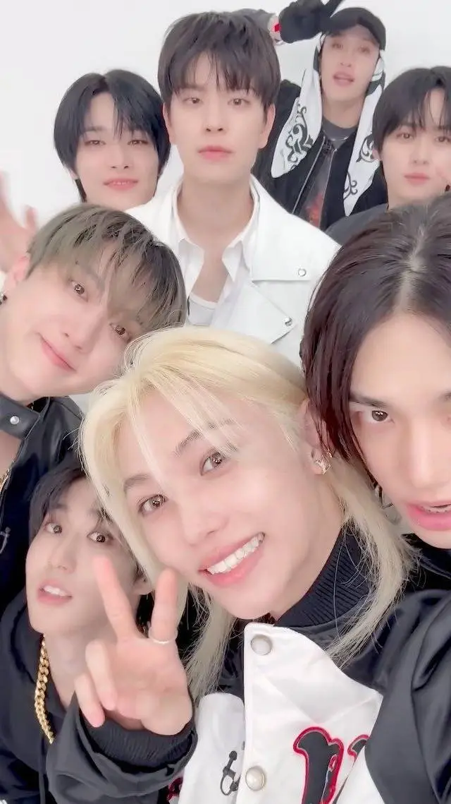 ai character: 丂ㄒ尺卂ㄚҜ|ᗪ丂シ︎ background