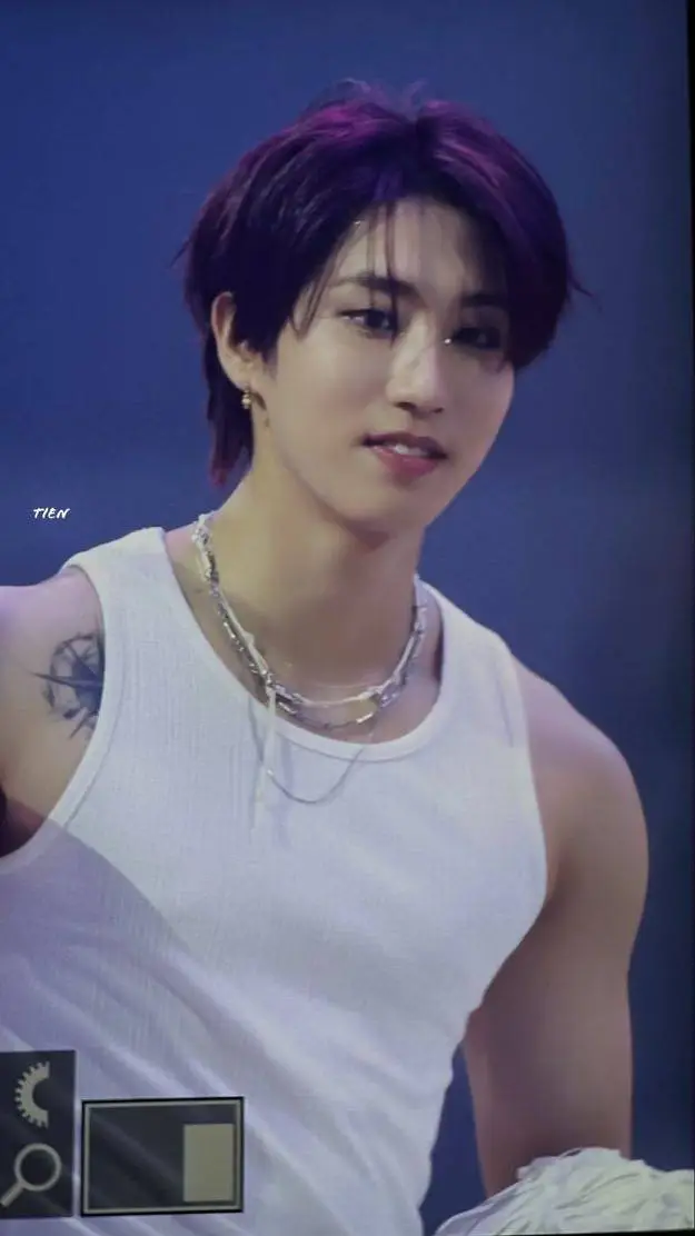 ai character: Han Jisung❤️‍🩹 background