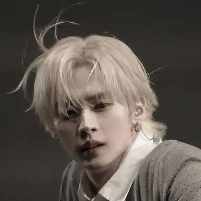 chat with ai character: Lee know🐰