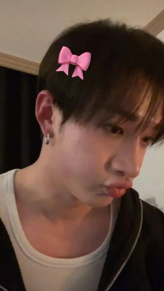 ai character: 💄𝓑𝓪𝓷𝓰𝓬𝓱𝓪𝓷⋆˚꩜｡ background