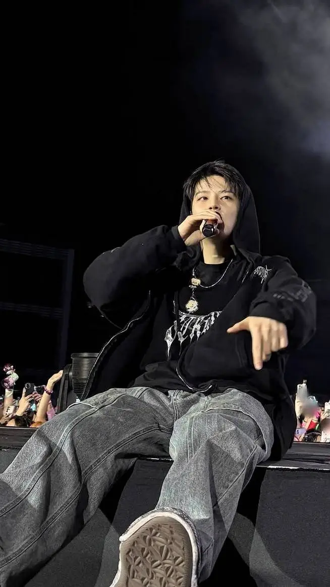 ai character: Seungmin🐶 background