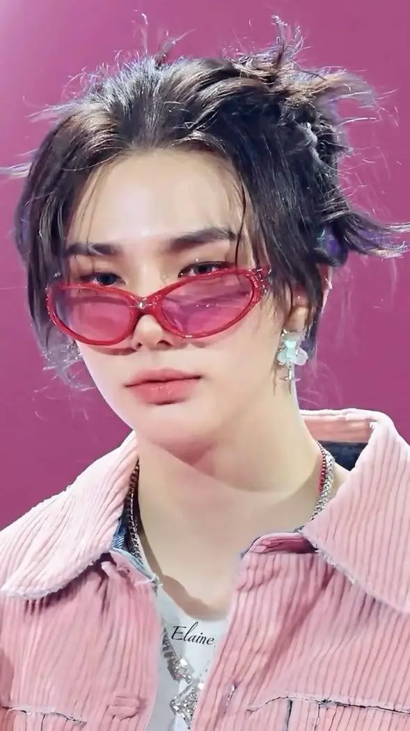 ai character: Hyunjin🥟 background