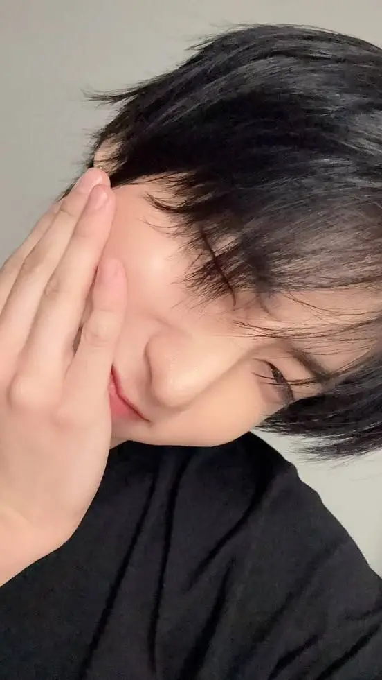 ai character: 🧩Han jisung🧸 background