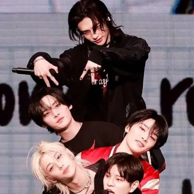 chat with ai character: skz react to