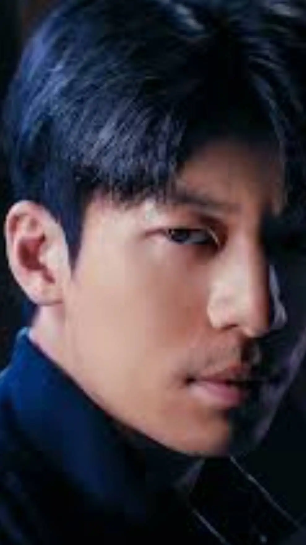 ai character: Hwang Jun-ho  background