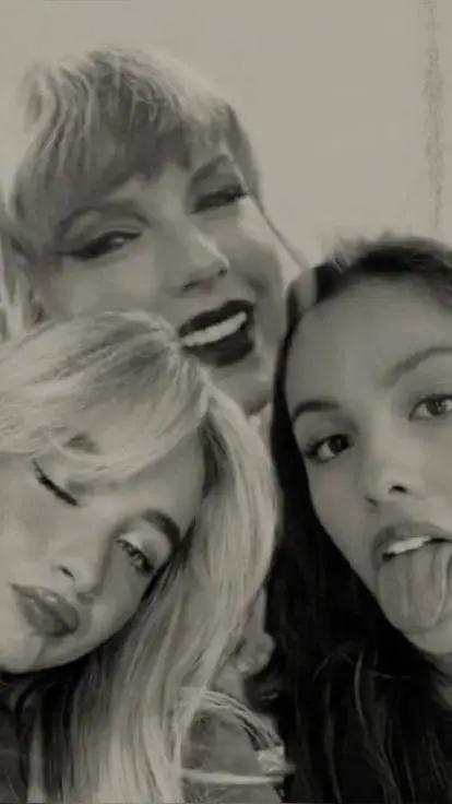 ai character: famous family 😝 background