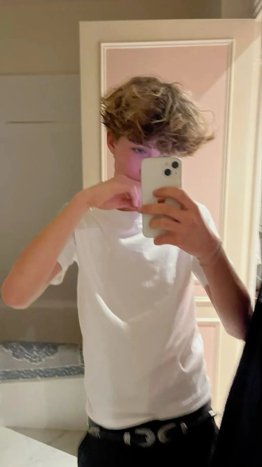 ai character: Santi background