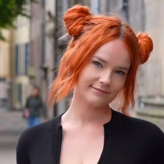 chat with ai character: sophie