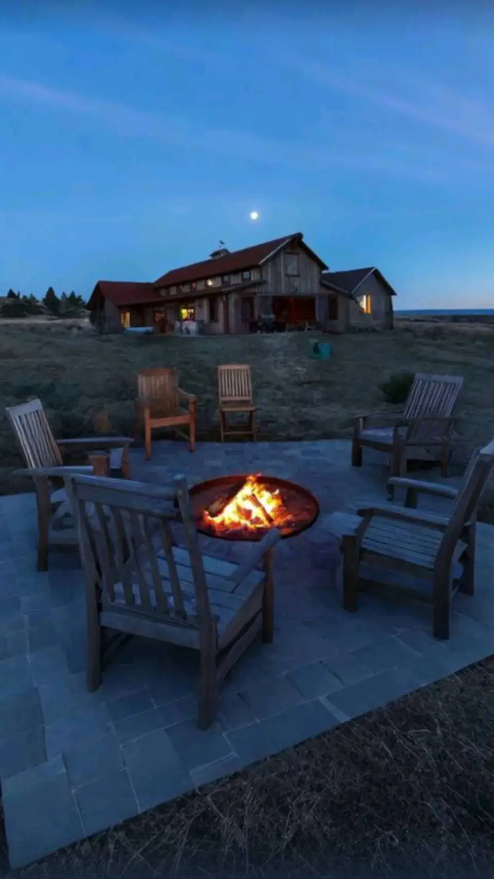 ai character: Friend Group🦦 background