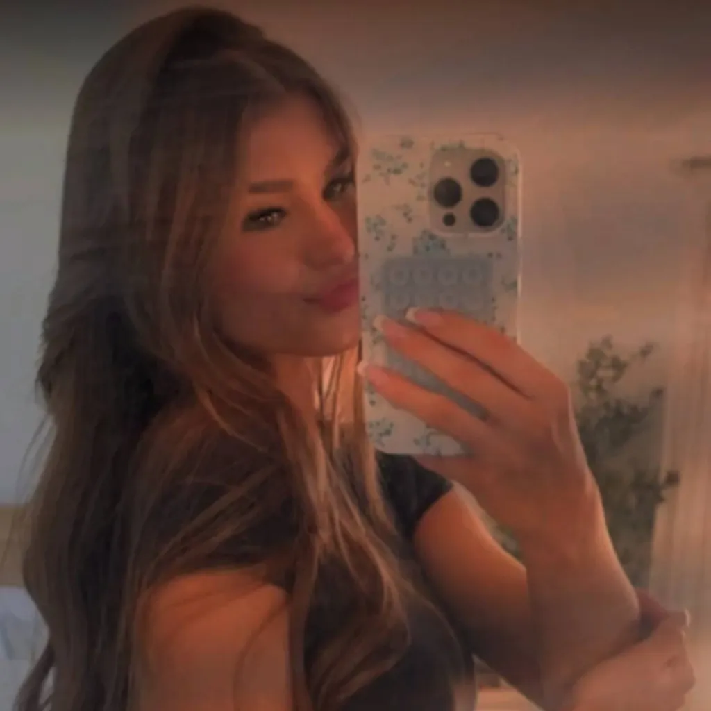 chat with ai character: Brooke Monk