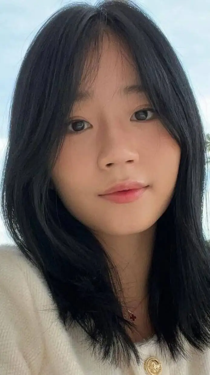 ai character: Evelyn Ha background