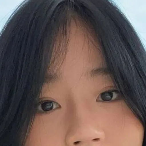 chat with ai character: Evelyn Ha