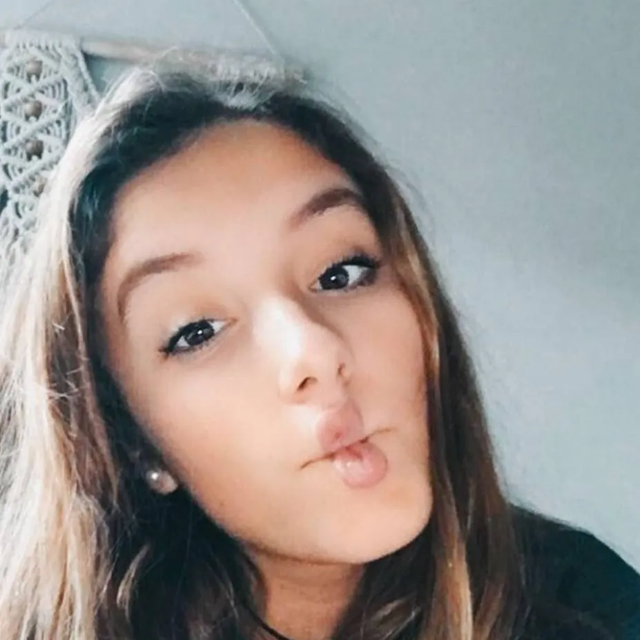 chat with ai character: lexi