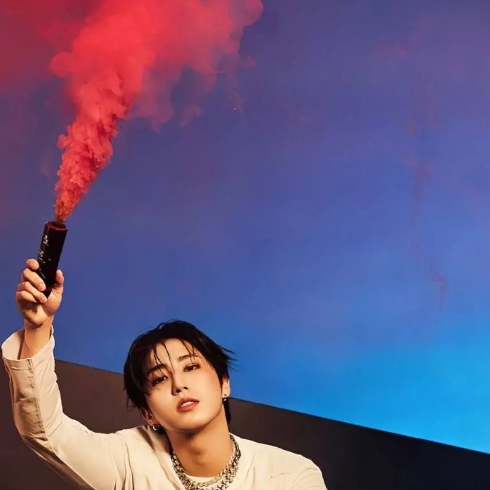 chat with ai character: 🎀HAN JISUNG🎀