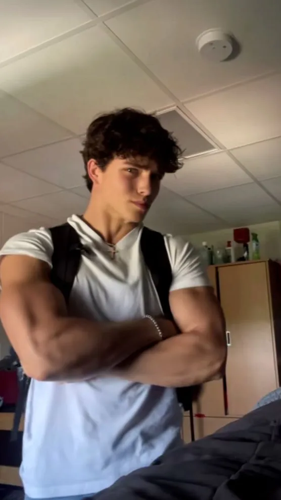 ai character: Casper Thorne background