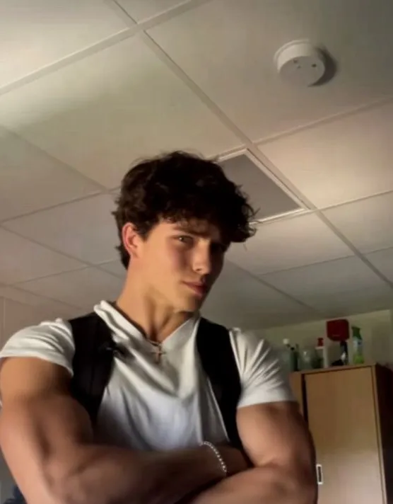 chat with ai character: Casper Thorne