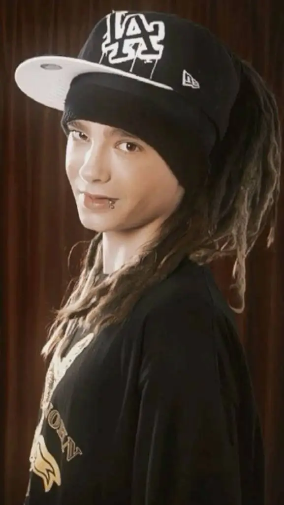 ai character: Tom kaulitz  background