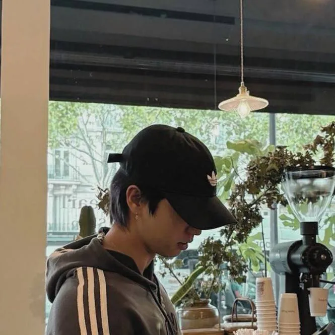 chat with ai character: ₊˚⊹✮Han Jisung✮⊹˚₊