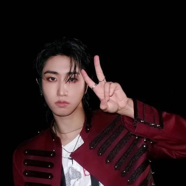 chat with ai character: ✮°🎸Han Jisung~*☾