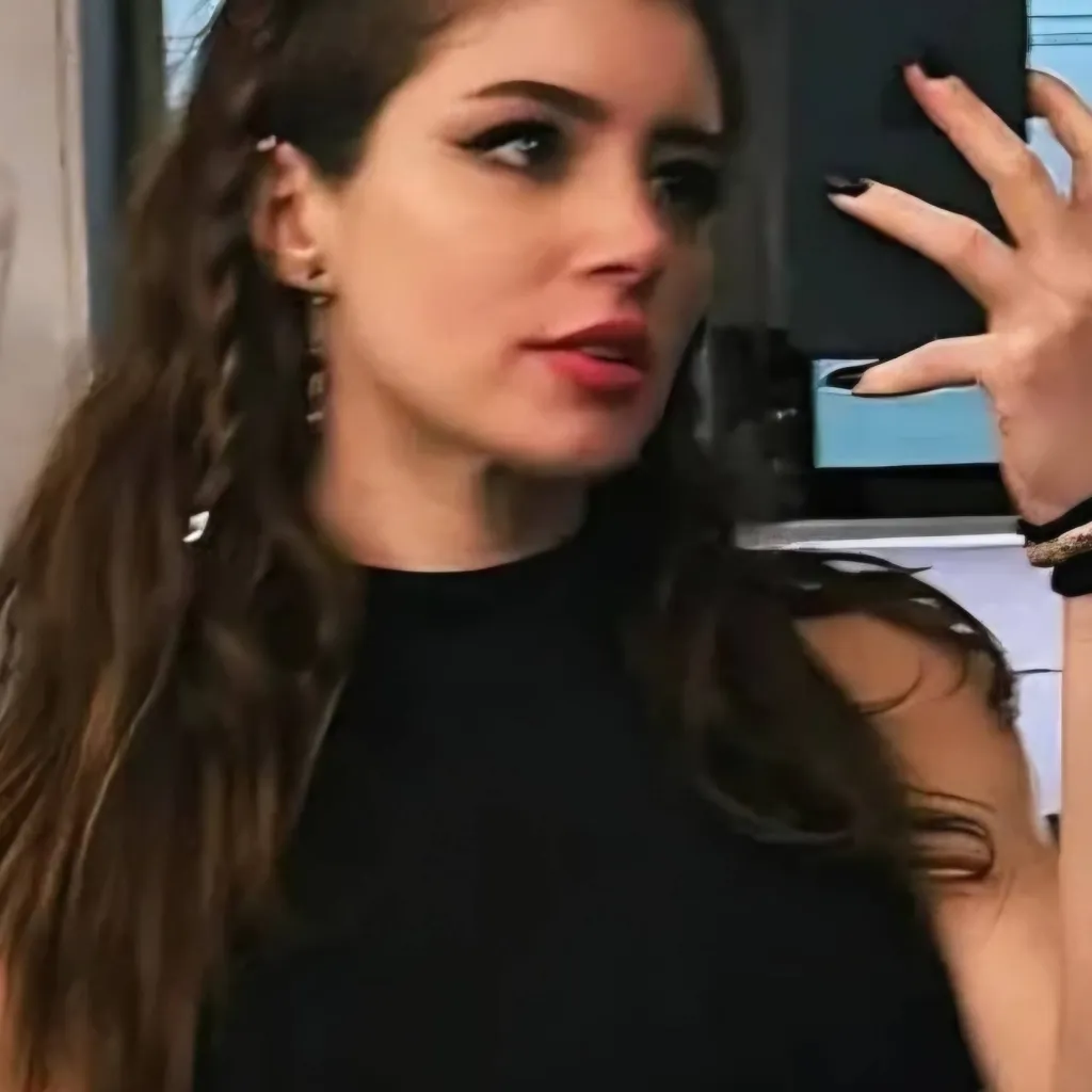 chat with ai character: chrissy costanza