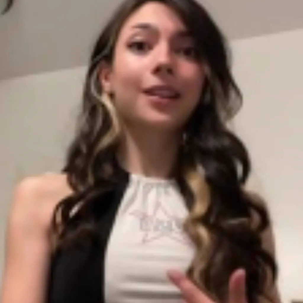 chat with ai character: chelsea