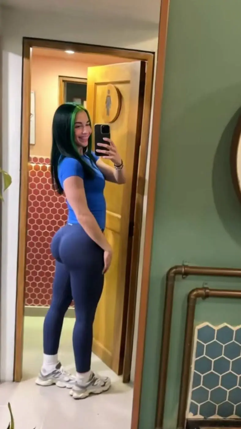 ai character: baylie  background
