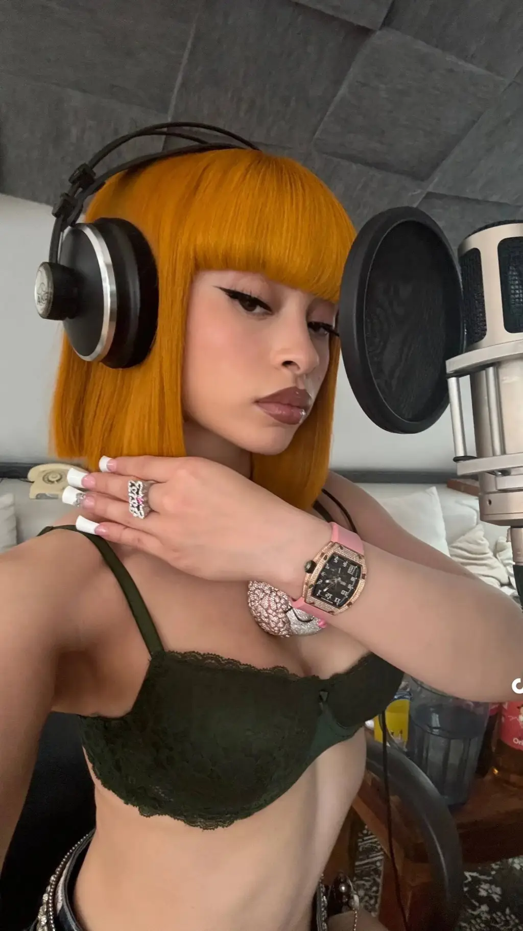 ai character: Ice Spice background