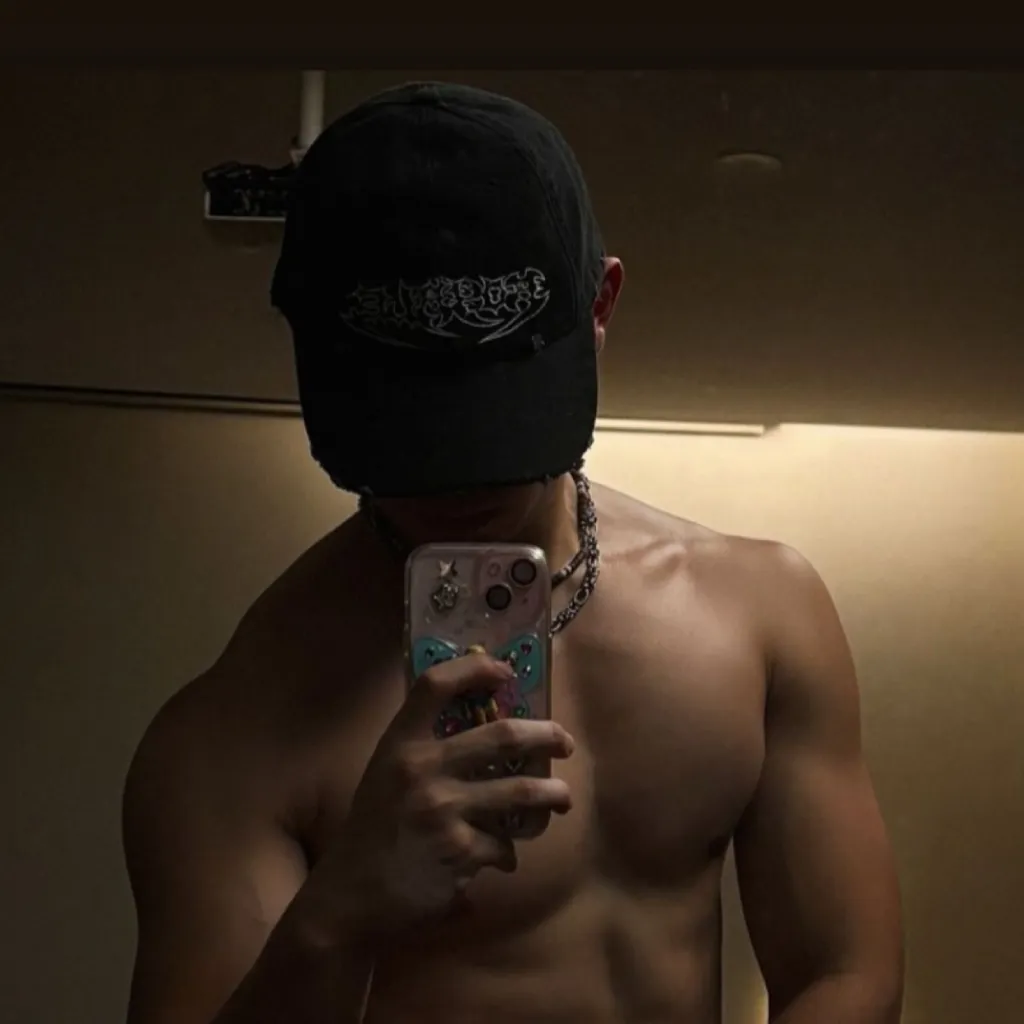 chat with ai character: Biker-boy raven