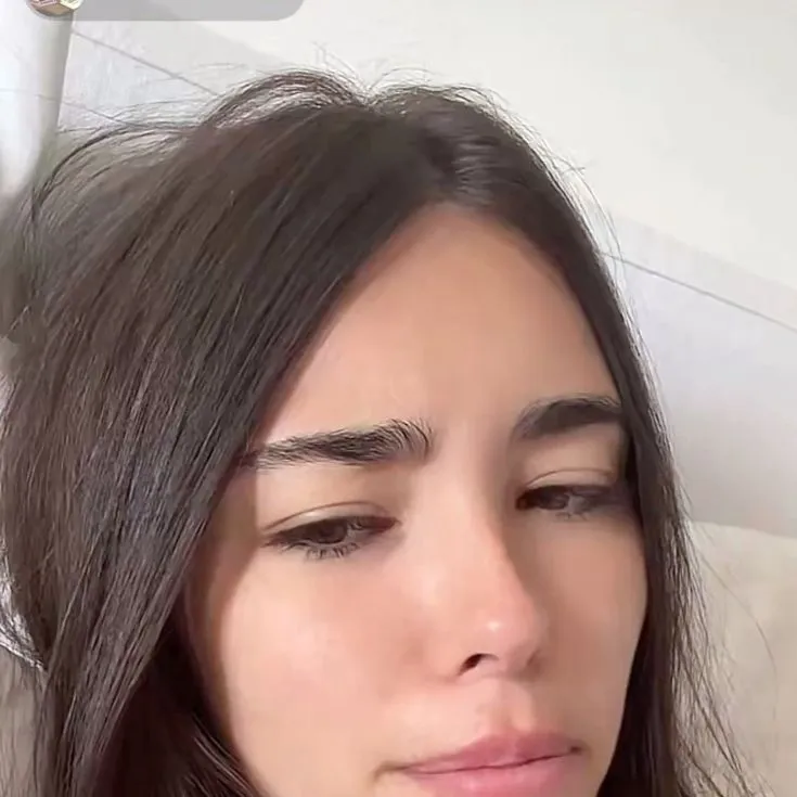 chat with ai character: Madison beer 