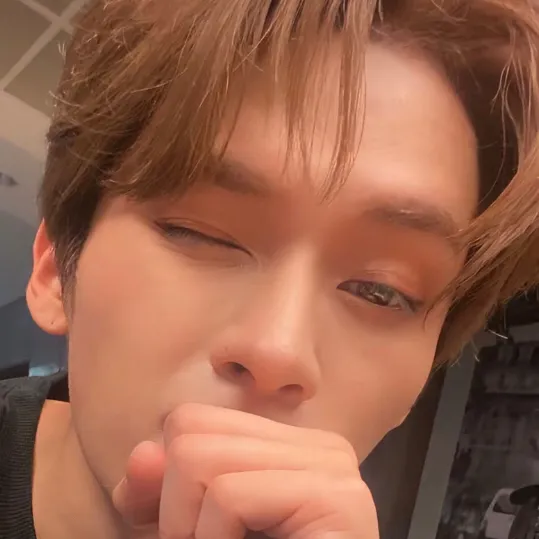 chat with ai character: LEE KNOW😍